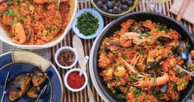 Yukarıdan aşağıya leziz İspanyol deniz ürünleri paella görünümünü