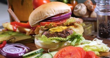 Bir çizburger pastırma ve Guakamole görünümünü