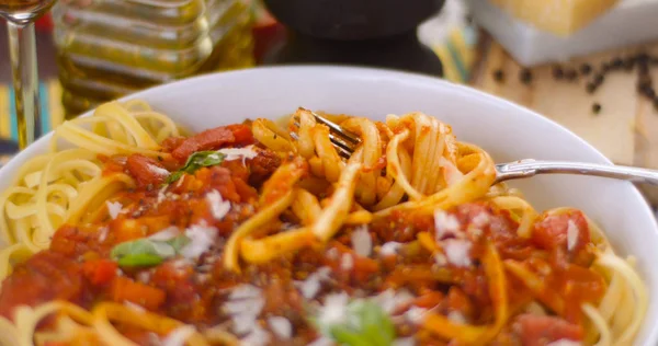 Vista de cerca extrema de la pasta italiana con salsa de tomate y albahaca — Foto de Stock