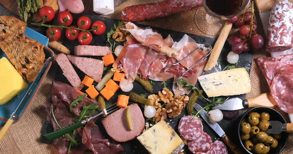 Vista de arriba hacia abajo de un plato de carne curada (charcutería ) — Foto de Stock