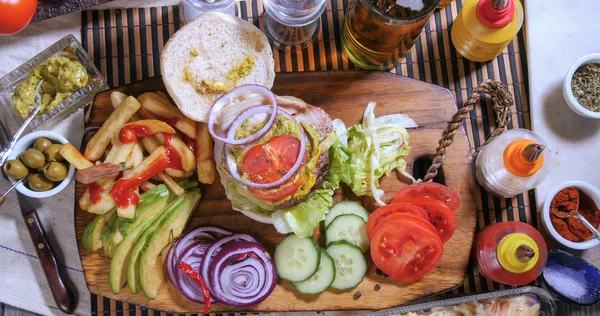 Visão de cima para baixo de um cheeseburger com bacon e guacamole — Fotografia de Stock