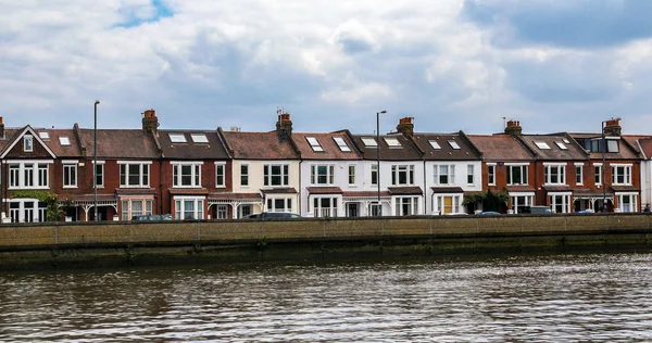 Utsikt över en typisk engelsk viktoriansk riverside by i västra London — Stockfoto