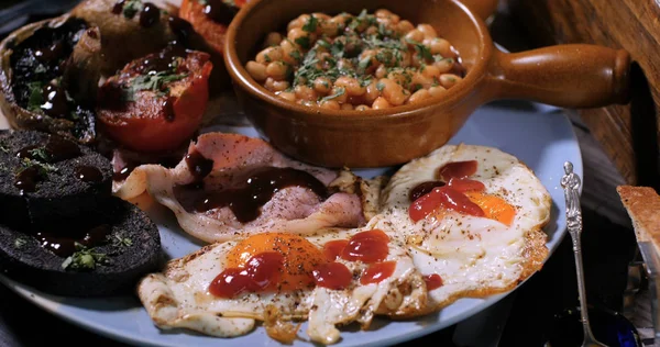 Blick auf ein voll gekochtes englisches Frühstück Stockbild