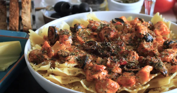 Nahaufnahme von Pasta mit frischem Lachs und schwarzen Oliven Stockfoto