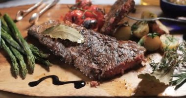 Dolly ile kuşkonmaz, patates ve közlenmiş domates sığır filetosu biftek görünümünü kaydırma