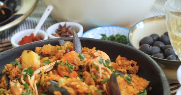 Dolly reveladora vista de una paella española de mariscos — Vídeos de Stock