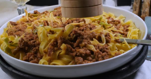 Bolognese soslu lezzetli fettuccine üzerine karabiber serpme — Stok video
