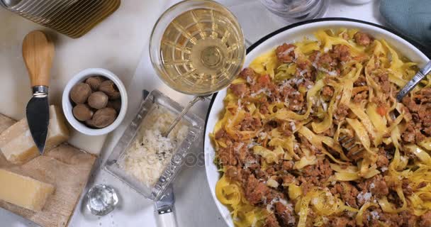Dolly von oben nach unten Blick auf köstliche Fettuccine in Bolognese-Sauce — Stockvideo