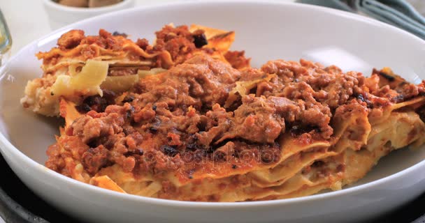 Beregening van zwarte peper over heerlijke lasagne bolognese saus — Stockvideo