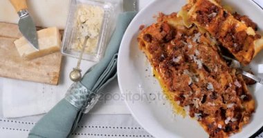 Dolly yukarıdan aşağıya bolognese soslu lezzetli lazanya görünümünü