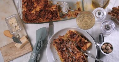 Dolly yukarıdan aşağıya bolognese soslu lezzetli lazanya görünümünü