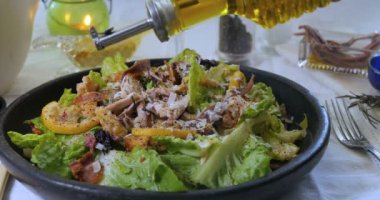 Bir Sezar'ın salata üzerine dökme zeytinyağı