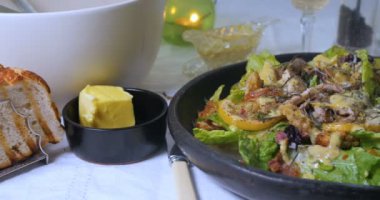 Dolly görünümü bir Sezar salatası