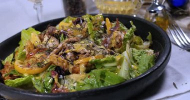 Dolly bir Sezar'ın salata görünümünü kaydırma