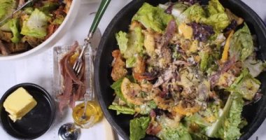 Dolly yukarıdan aşağıya bir Sezar'ın salata görünümünü