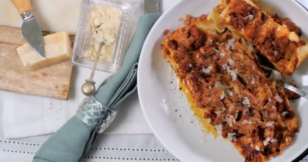 Dolly vue du haut vers le bas de délicieuses lasagnes à la sauce bolognaise — Video