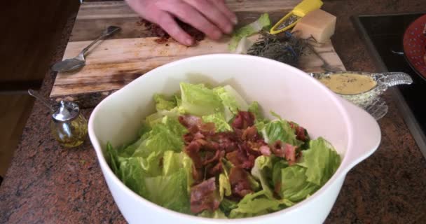 Vue en temps opportun de la préparation d'une salade de César — Video