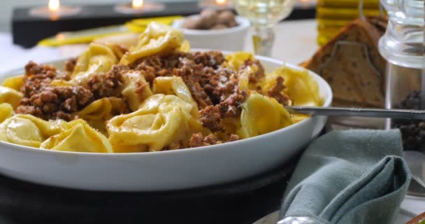 Dolly närbild push med tanke på läckra tortellini i köttfärssås — Stockvideo