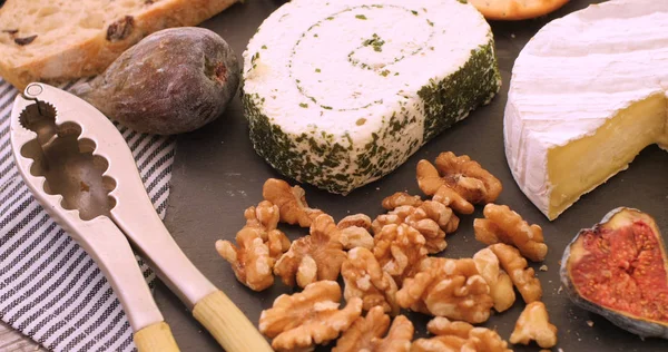 N Sortiment französischer und britischer Käse mit Feigen und Walnüssen — Stockfoto