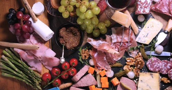 Top down view of a platter of cured meat (charcuterie) — Stock Photo, Image