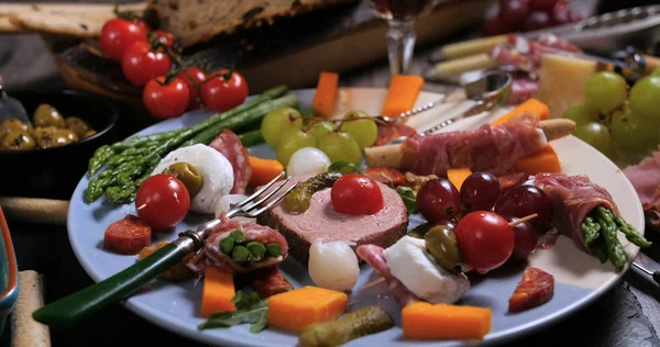 Eine Platte mit gepökeltem Fleisch (Wurstwaren) — Stockfoto