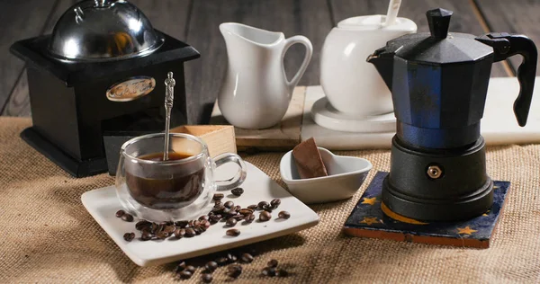 Secangkir kopi dari mesin kopi Italia tradisional — Stok Foto