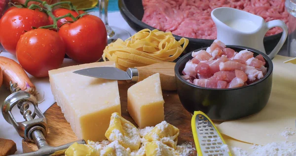 Weergave van ingrediënten voor de bolognese saus — Stockfoto