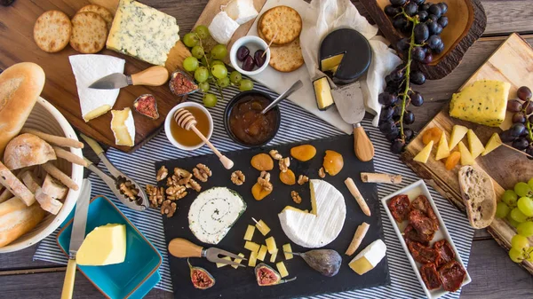 Un assortiment de fromages français et britanniques aux figues et aux noix — Photo