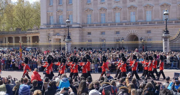LONDRES, REINO UNIDO - 4 DE JUNIO DE 2016 - Cambio de guardia en el Palacio de Buckingham, Londres — Foto de Stock