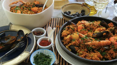 Bir İspanyol deniz ürünleri paella görünümünü Dolly