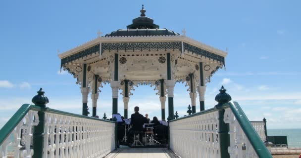 Orkest afspelen van muziek op de bandstand in Brighton and Hove — Stockvideo