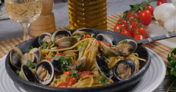 Dolly pannen weergave van spaghetti alle vongole (venusschelpen) — Stockvideo