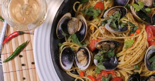 Dolly top-down vy av spaghetti alle vongole (musslor) — Stockvideo
