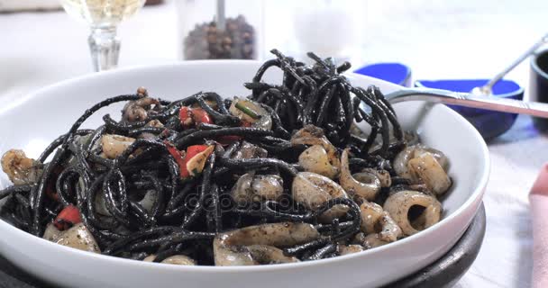 Beregening peterselie over zwarte pasta met inktvis (inktvis) en inkt — Stockvideo