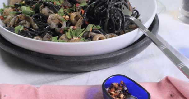 Dolly de cerca empuje en vista de la pasta negra con calamares (sepia) y tinta — Vídeos de Stock