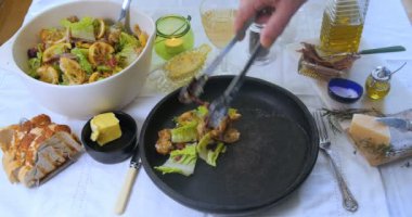 Bir Sezar'ın salata bir kısmını hizmet