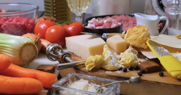 Schlechte Sicht auf Zutat für Bolognese-Sauce — Stockvideo