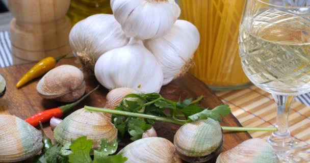 Dolly felfedi nézet összetevőinek spaghetti alle vongole (kagyló) — Stock videók