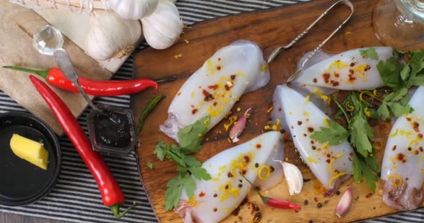Ингредиенты для черной пасты с кальмарами (каракатицы) и чернилами — стоковое видео