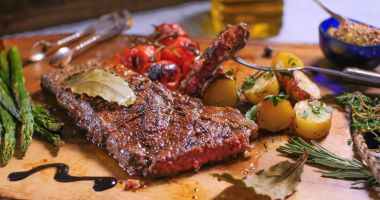 Bir sığır filetosu biftek kuşkonmaz, patates ve közlenmiş domates ile