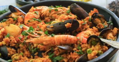 Bir İspanyol deniz ürünleri paella görünümünü yakın: midye, Kral karides, bilinenlerin
