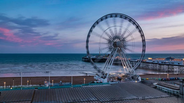 Der viktorianische Brightonpier und das Brightonrad bei Sonnenuntergang — Stockfoto