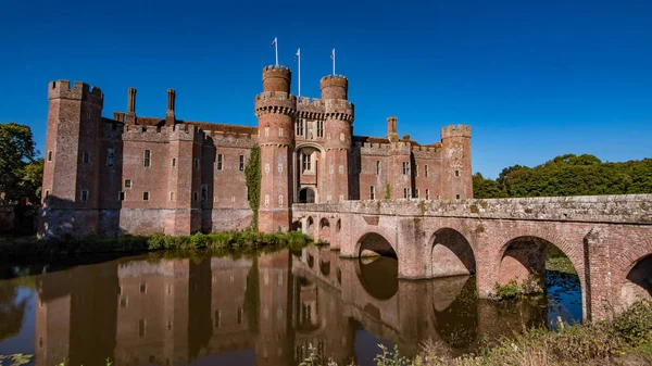 Un castello di mattoni fossati nel sud dell'Inghilterra — Foto Stock