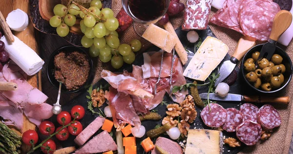 Blick von oben auf eine Platte mit Wurst, Schinken, Salami und Käse — Stockfoto