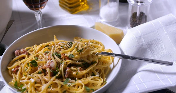 Vista de cerca de un plato de espaguetis carbonara — Foto de Stock