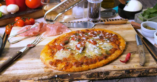 Натирання пармезанського сиру над піцою marginherita — стокове фото