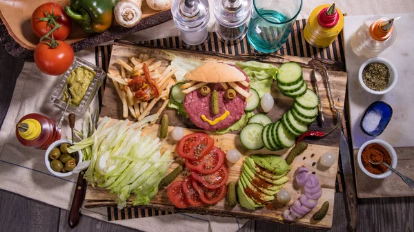 하향식 웃는 햄버거의 보기 — 스톡 사진
