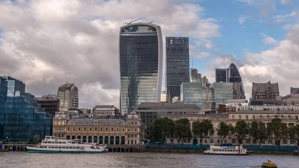 El horizonte de la ciudad de Londres a través del río Támesis — Foto de Stock