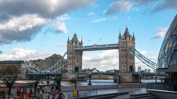 Blick auf die Tower Bridge, eines der Wahrzeichen Londons — Stockfoto