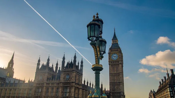 La Cámara del Parlamento y el Big Ben en Londres antes del atardecer — Foto de Stock